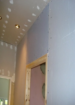как покрасить потолок из гипсокартона