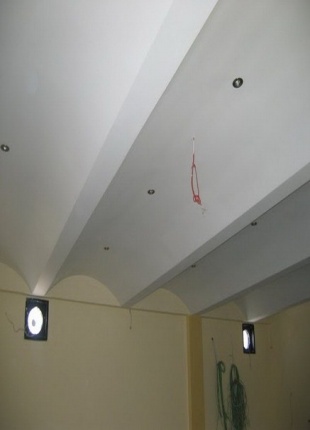 монтаж многоуровнего потолка из гипсокартона